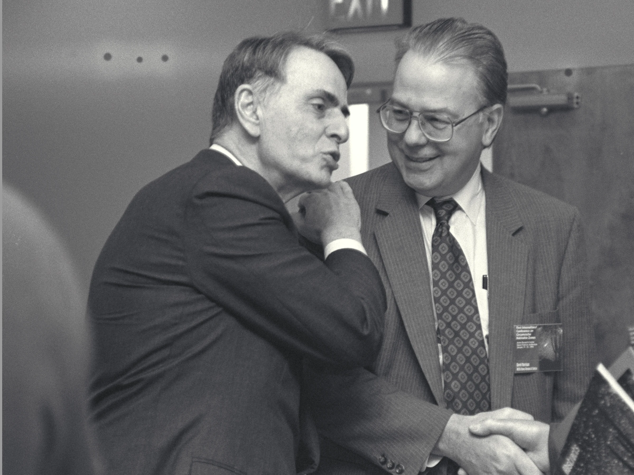Carl Sagan conversa con el astrónomo David Morrison durante una conferencia científica.