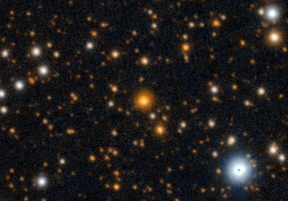 Stephenson 2-18 aparece como la estrella anaranjada situada cerca del centro de un campo estelar.