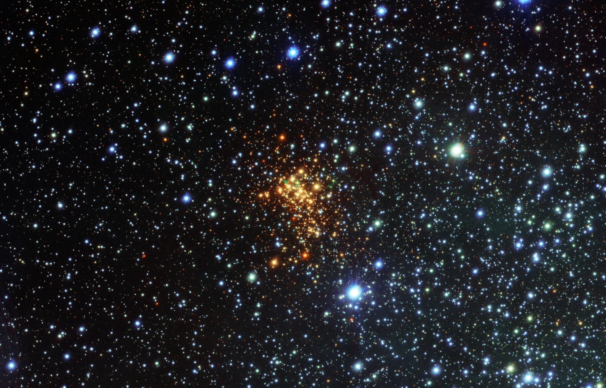 El cúmulo Westerlund 1 contiene a W26, una supergigante roja rodeada por una nebulosa de hidrógeno ionizado.